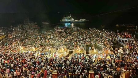 Varanasi este. Minden este lemegy a Ganga pudja, ami egy tűzszertartás.