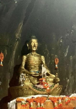 Az éhező Buddha emléke észak Indiában, egy barlangban.