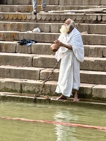 Egy hindu gyakorló Varanasiban a Gangesz partján.