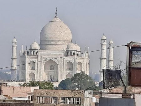 Agra, Taj Mahal a szállónk tetejéről.