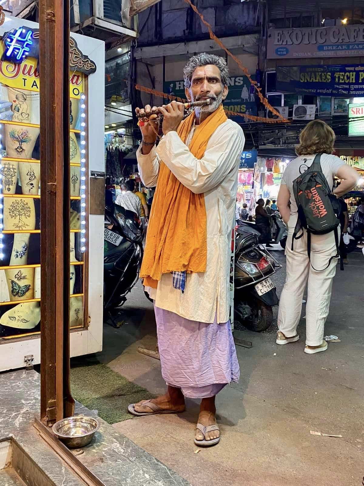 Delhi, egy furulyát áruló ember előadása. Utazás Indiába és Nepálba.