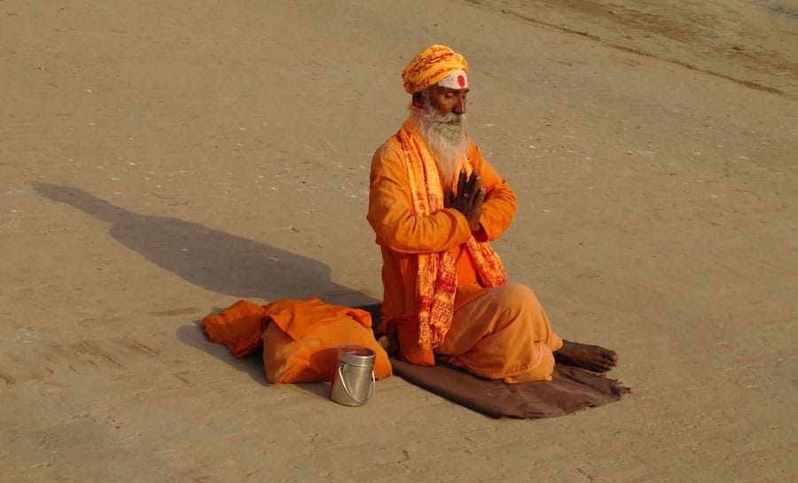 Imádkozó Sadhu a Gangesz parton