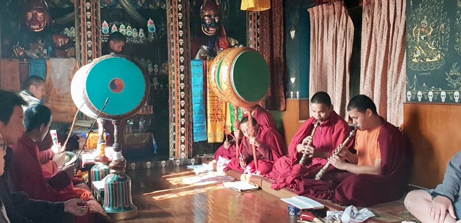 Buddhista szerzetesek Mahakala szertartást végeznek